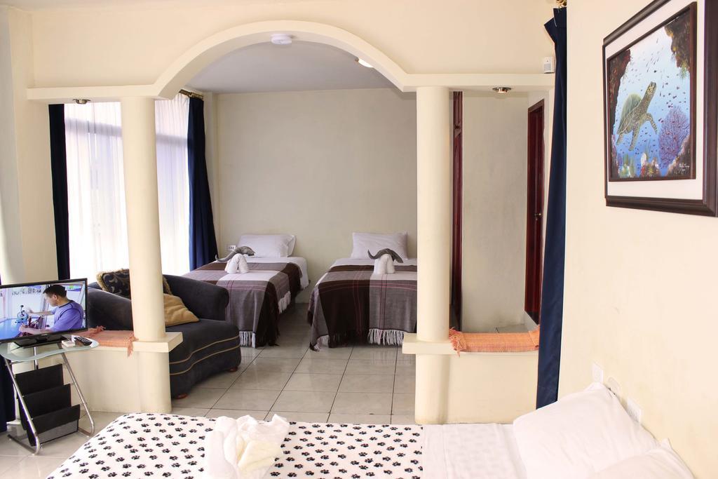 Planet House Hotel Puerto Ayora  Kamer foto
