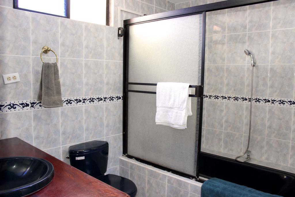 Planet House Hotel Puerto Ayora  Kamer foto