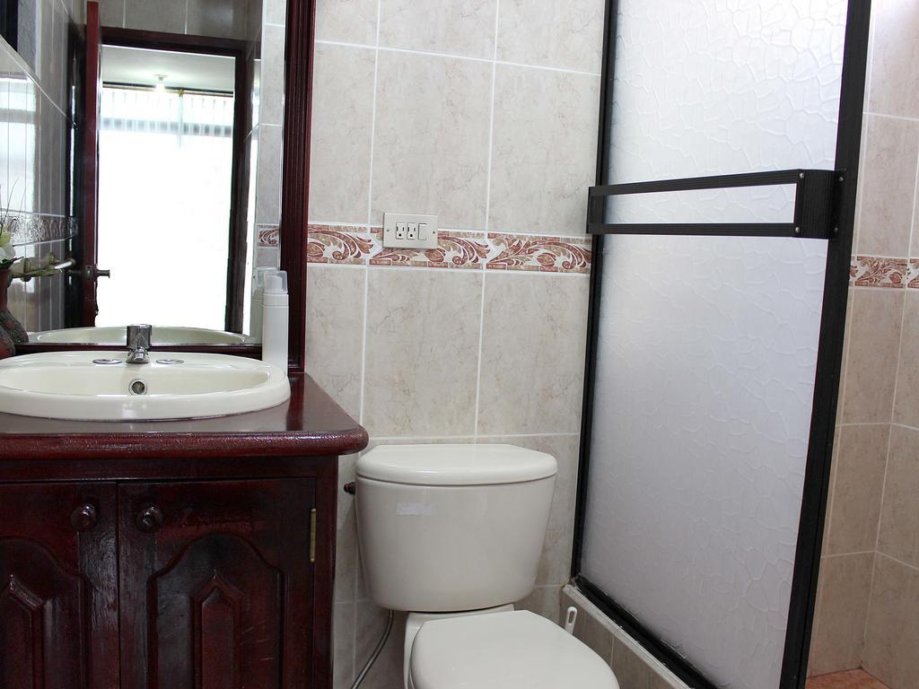 Planet House Hotel Puerto Ayora  Kamer foto